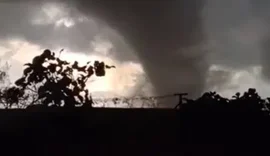 Tornado atinge três cidades e deixa rastro de destruição no RS