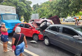 Vídeos: caminhão perde freio em ladeira e causa engavetamento com seis veículos