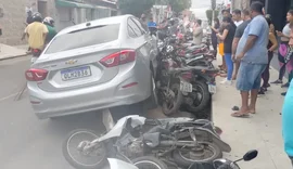 Motorista perde controle de carro e colide em motos estacionadas em Arapiraca