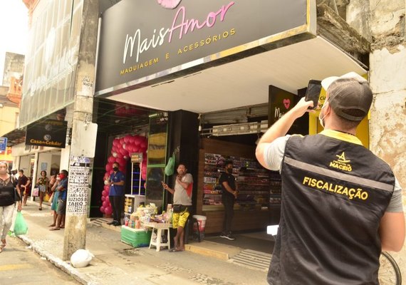Lojas no calçadão do Centro são notificadas para regularização de fachadas