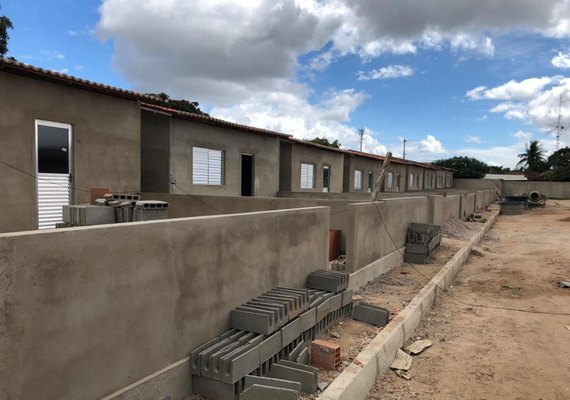 Estado assina segundo repasse de empenho para construção de casas populares no município de Carneiros