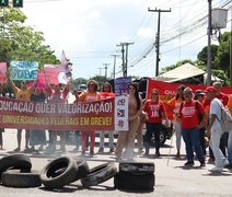 Servidores e estudantes da Ufal fecham entrada do Campus Maceió