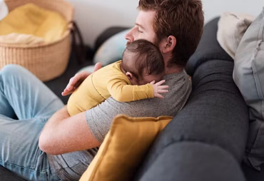 Nova lei prevê licença-paternidade gradual até 2029 e salário-paternidade; entenda