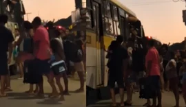 Passageiros forçam entrada, entram pela janela e arrancam porta de ônibus