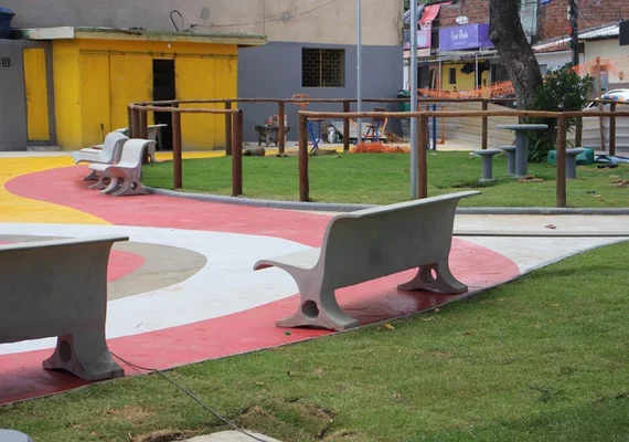 Homem é preso após destruir lixeiras em praça de Maceió