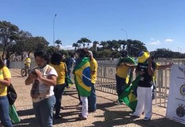 Manifestantes bolsonaristas pedem fechamento do STF e Congresso