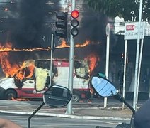 Ambulância do Samu pega fogo após explodir na Avenida Fernandes Lima; veja vídeo