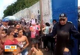Entrega de cestas básicas gera tumulto em Maceió