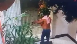 Homem invade prédio e furta árvore de Natal da portaria