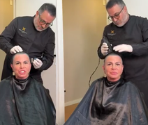 Gretchen raspa cabelo ao vivo antes de transplante capilar contra alopecia
