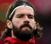 Alisson é multado por chutar painel eletrônico após jogo na Inglaterra