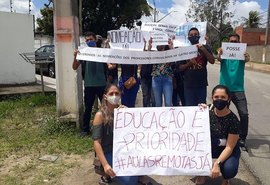 Aprovados em seleção protestam em frente à prefeitura de Rio Largo