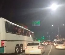 VÍDEO: torcedores do CRB “surfam” em ônibus após vitória sobre o CSA em Maceió