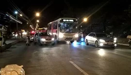 Colisão entre ônibus e carro deixa 8 feridos no bairro do Tabuleiro, em Maceió