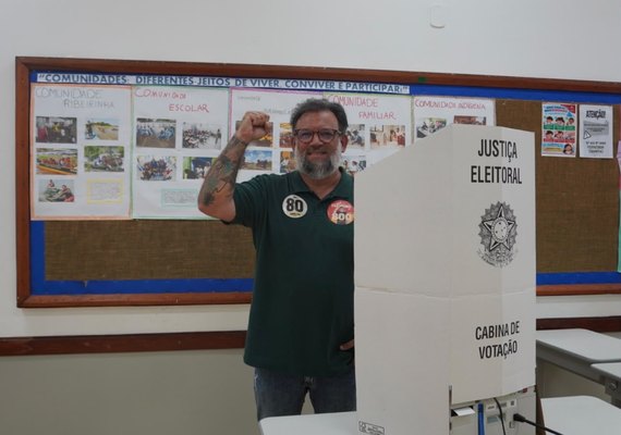 Fleming, único candidato da esquerda ao Senado, vota em Maceió
