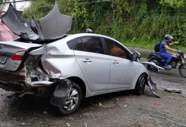 Carro colide em poste na Leste-Oeste após deslizar em pista molhada