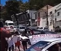 Mulheres de detentos protestam no Centro de Maceió e Gerenciamento de Crises minimiza: 'Evento simbólico'