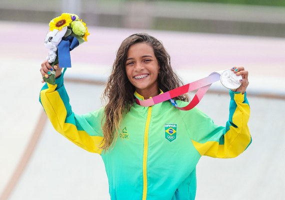 Skatista de apenas 13 anos, Rayssa Leal faz história ao ganhar prata