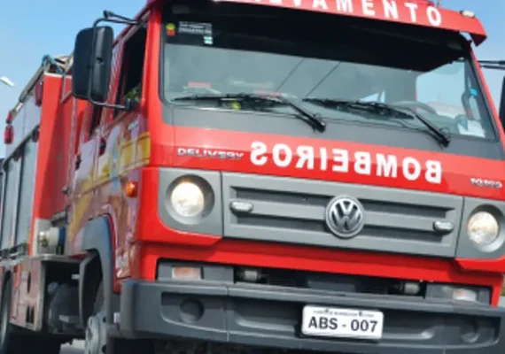 Carreta sai da pista e tomba em ribanceira na BR-101, em Pilar