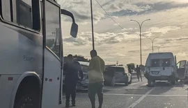 Engavetamento envolvendo seis veículos deixa feridos e causa congestionamento na AL-101 Sul