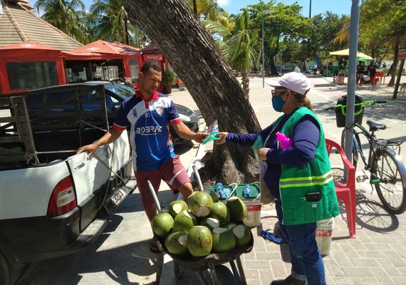 Educação ambiental orienta ambulantes e turistas na orla sobre prevenção contra o mosquito da dengue em Maceió