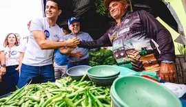De feira em feira, JHC tenta manter viva pré-campanha no interior