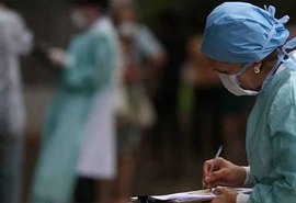Governo faz repasses para estados e municípios pagarem piso da enfermagem em abril