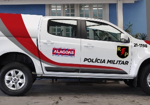 Homem é preso com mais de R$ 33 mil e arma de fogo em depósito de bebidas