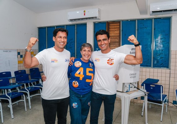 Em Arapiraca, JHC acompanha Célia Rocha na votação e diz que sua prioridade será a saúde: “Alagoas é uma só”