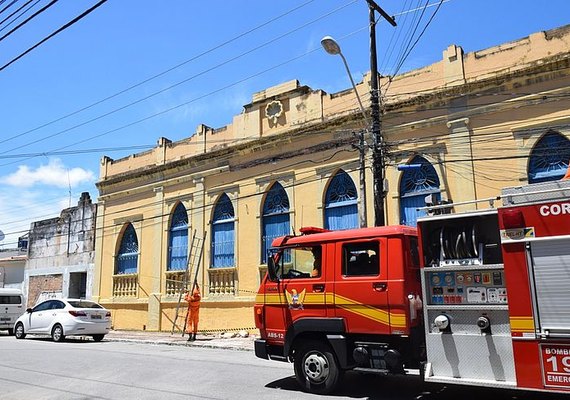 Marquise de prédio desaba e área acaba isolada por oferecer riscos em Jaraguá