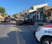 Vídeo: Motorista dorme ao volante e capota carro em ladeira da Chã de Bebedouro