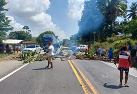 Indígenas bloqueiam BR-101 em protesto por soltura de integrante preso