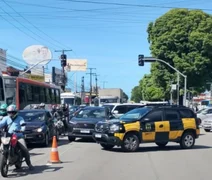 Funcionários do Hospital Veredas bloqueiam a Fernandes Lima em novo ato por falta de pagamento