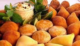 Consumidora que encontrou larva em lanche receberá indenização
