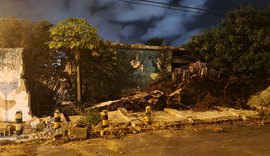 Muro de casa abandonada desaba na Gruta de Lourdes, em Maceió