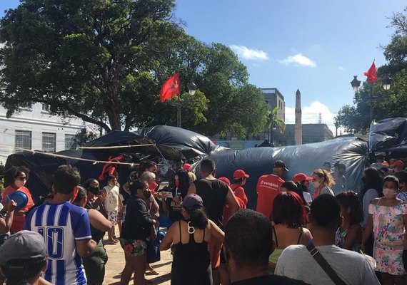 Em protesto por moradia, integrantes do MTST ocupam Praça Dois Leões