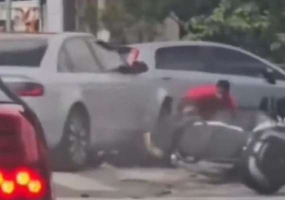 Vídeo: motorista atropela assaltantes e impede roubo de moto em SP