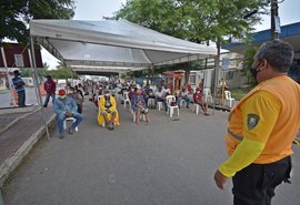 Prefeitura de Santana do Ipanema monta tenda para organizar filas em agência da Caixa
