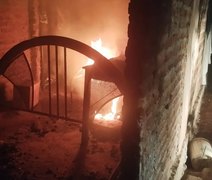 Mulher é agredida com socos e pauladas e tem casa incendiada pelo companheiro no Sertão de AL