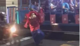 Vídeo: Fofão, da Carreta Furacão, é atropelado ao descer do veículo durante espetáculo