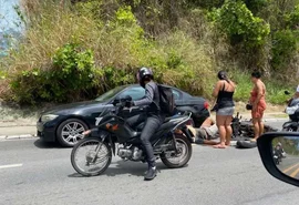 Colisão entre carro e moto deixa homem ferido no Jacintinho