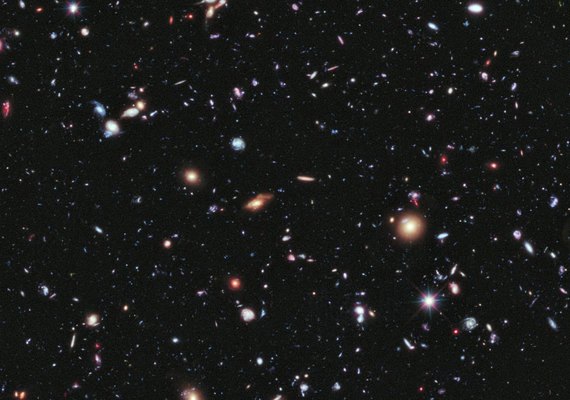 Telescópio James Webb identifica sinal cósmico misterioso no campo profundo