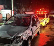Homem tenta fugir após assalto, bate carro em outro veículo e é preso em Maceió