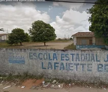 Ex-alunos pulam muro de escola em Maceió para agredir estudante durante jogos internos