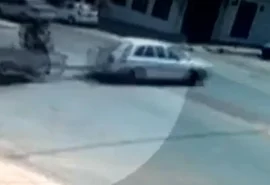 Mulheres “voam” após moto bater em reboque de carro