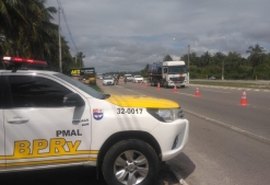 Blitz da BPRv flagra menor de idade dirigindo caminhão em Porto Calvo