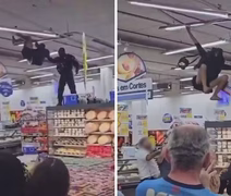 Vídeo: homem sobe em prateleiras e se pendura em luminárias de supermercado e é resgatado pela PM