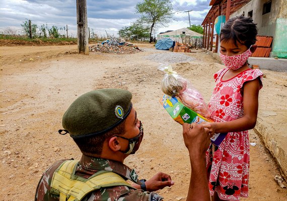 Batalhão do Exército distribui mais de 2 toneladas de alimentos em comunidades