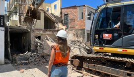 Defesa Civil demole imóvel de dois andares em Maceió por risco estrutural