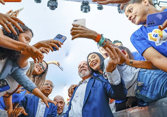 Lula exalta programa inspirado em modelo alagoano: 'Para que não desistam da educação'